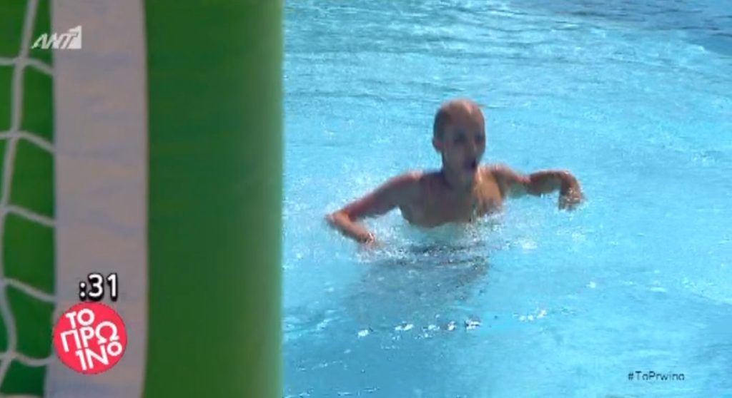 Αποκαλυπτικό ατύχημα στο Πρωινό! Βγήκε από την πισίνα και φάνηκαν όλα!