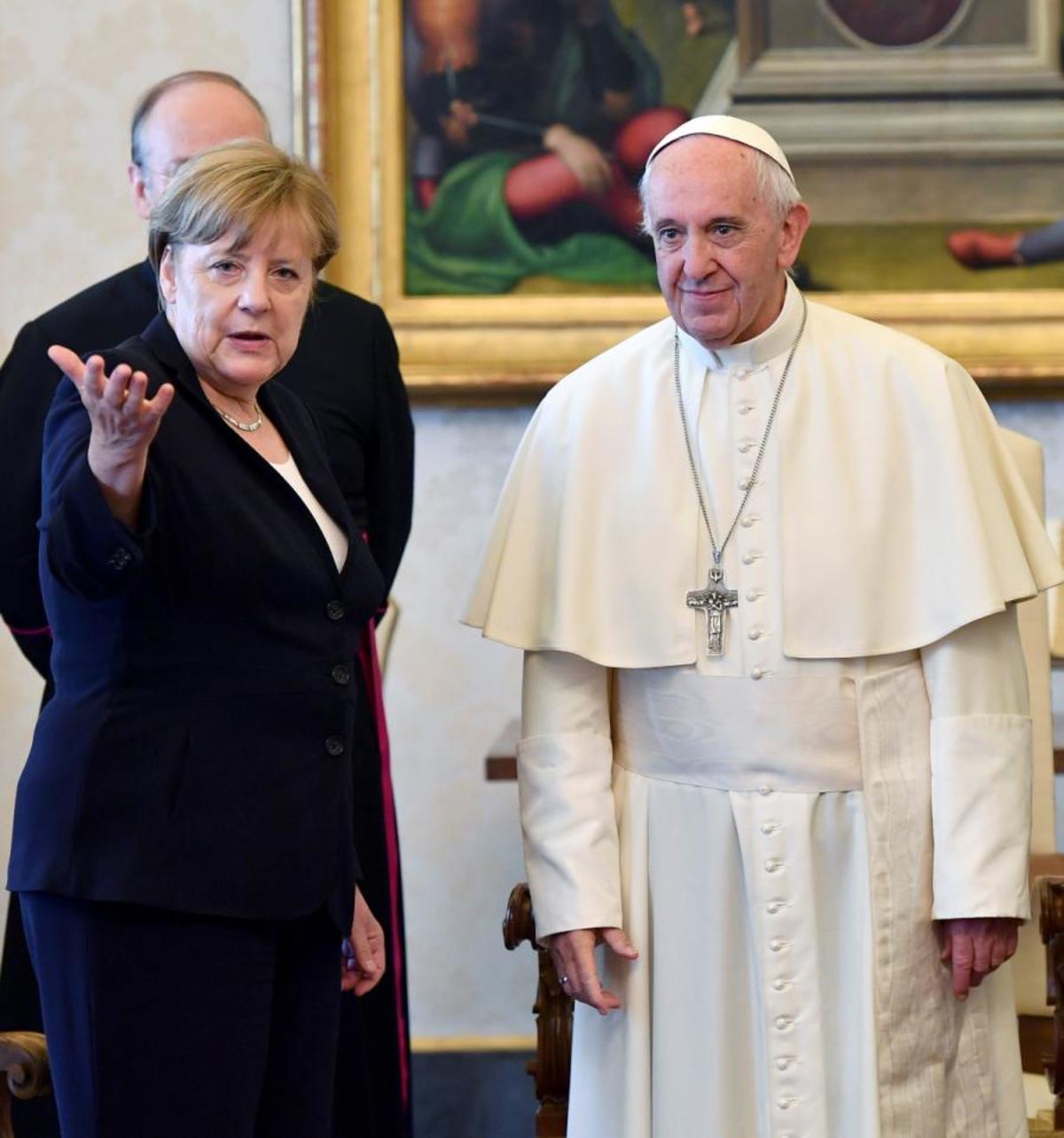 Ο Πάπας έσπασε το πρωτόκολλο – Τα μπισκότα και η “ζαβολιά” της Μέρκελ [pics, vid]