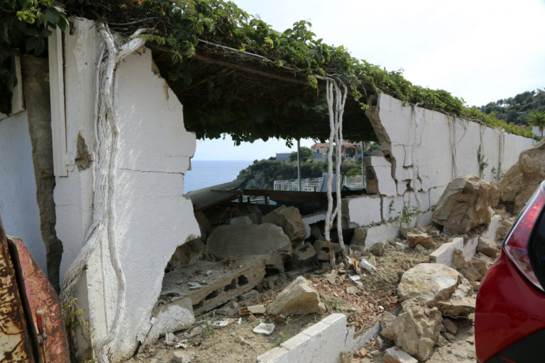 Σεισμός Μυτιλήνη: Νεκρή ανασύρθηκε από τα ερείπια η 45χρονη που είχε εγκλωβιστεί!
