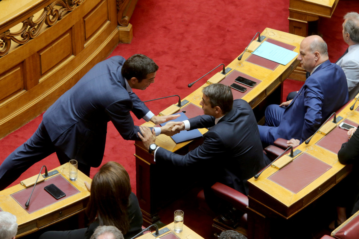 Κωνσταντίνος Μητσοτάκης: Η χειραψία, τα θλιμμένα πρόσωπα και οι παραφωνίες