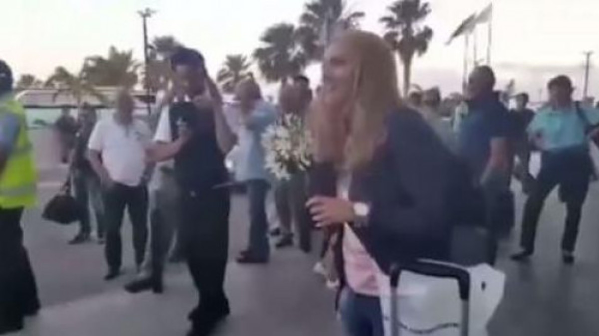 Εντυπωσιακή πρόταση γάμου – έκπληξη έξω από το αεροδρόμιο! [vid]