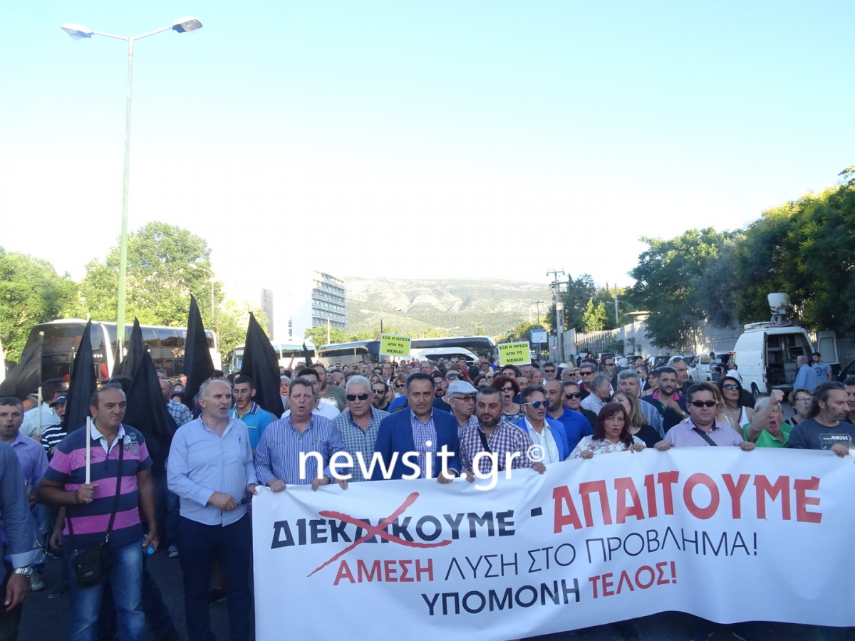 Μενίδι: “Έξω η πρέζα!” – Οργισμένοι κάτοικοι με μαύρες σημαίες στο υπ. Προστασίας του Πολίτη