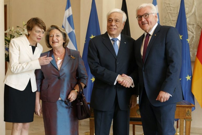 Χαμόγελα και αγκαλιές στην συνάντηση Παυλόπουλου – Σταϊνμάγερ: Βόλτα  στο Προεδρικό Μέγαρο