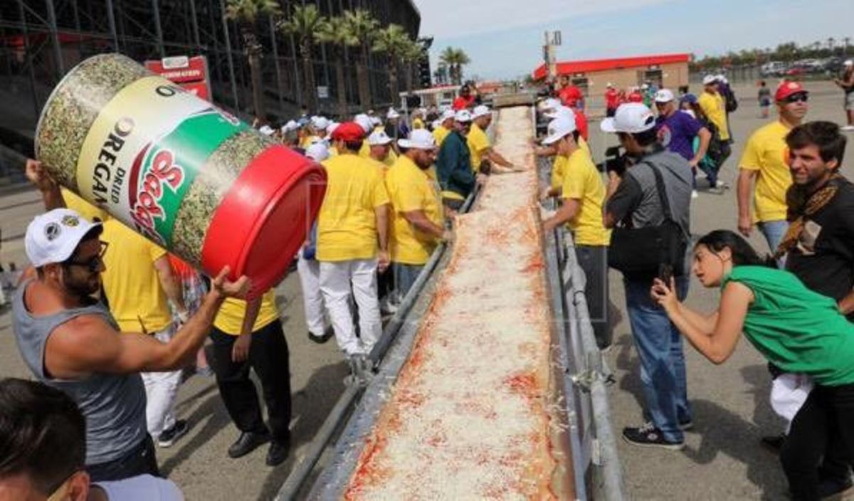Αυτή είναι η μεγαλύτερη πίτσα του κόσμου! [pics]