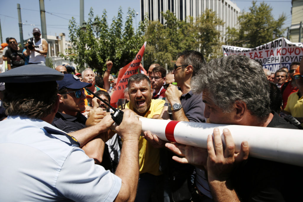 Εκρηκτική κατάσταση στο κέντρο της Αθήνας – Επεισόδια στη Βουλή και το Υπουργείο Εσωτερικών κατά την πορεία της ΠΟΕ-ΟΤΑ