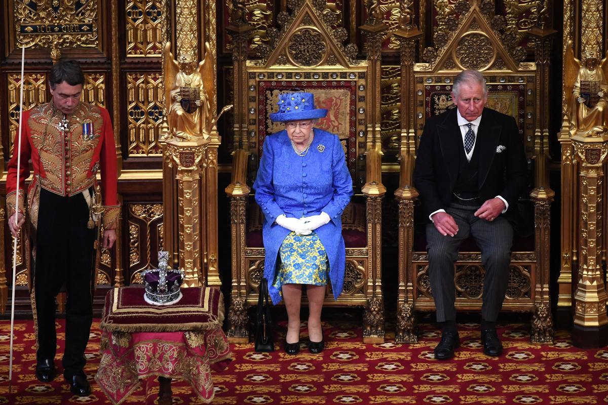 Βασίλισσα Ελισάβετ: Πρώτη φορά χωρίς στέμμα από το 1974! [pics, vids]