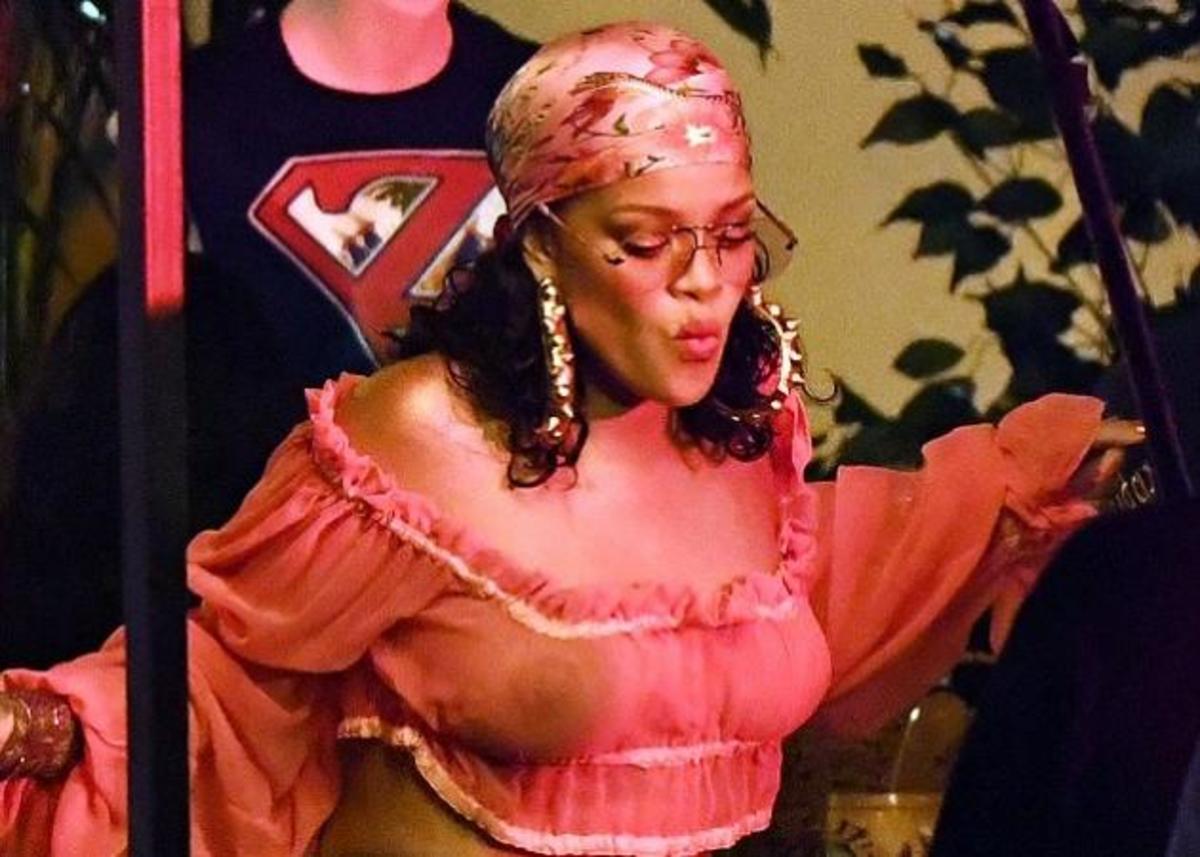 Rihanna: Χορεύει με διάφανο μπλουζάκι χωρίς σουτιέν και… μας “έβγαλε” τα μάτια! [pics]