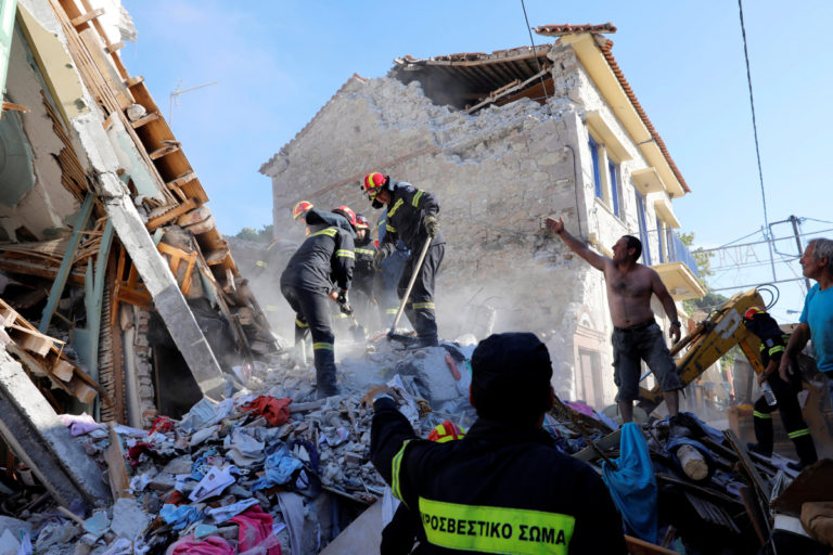 Σεισμός – Μυτιλήνη: Το σκυλί της άτυχης γυναίκας έσκαβε στα ερείπια για να τη βρει!