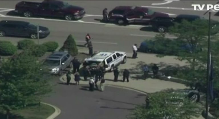 Τρόμος στο αεροδρόμιο του Μίσιγκαν – “Ένας αστυνομικός ήταν γεμάτος αίματα και στο πάτωμα ήταν ένα μαχαίρι”