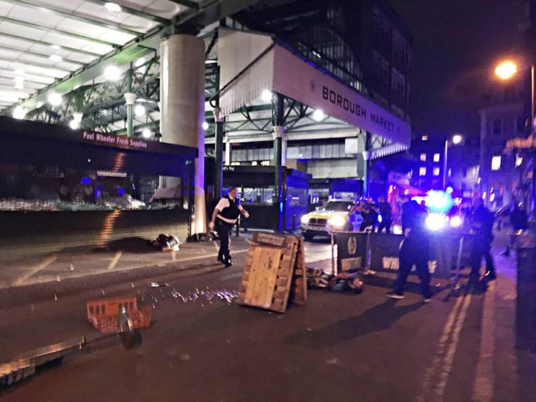 Λονδίνο: 50 σφαίρες για τους τρομοκράτες – Η στιγμή της εκτέλεσης μπροστά στα μάτια πολιτών