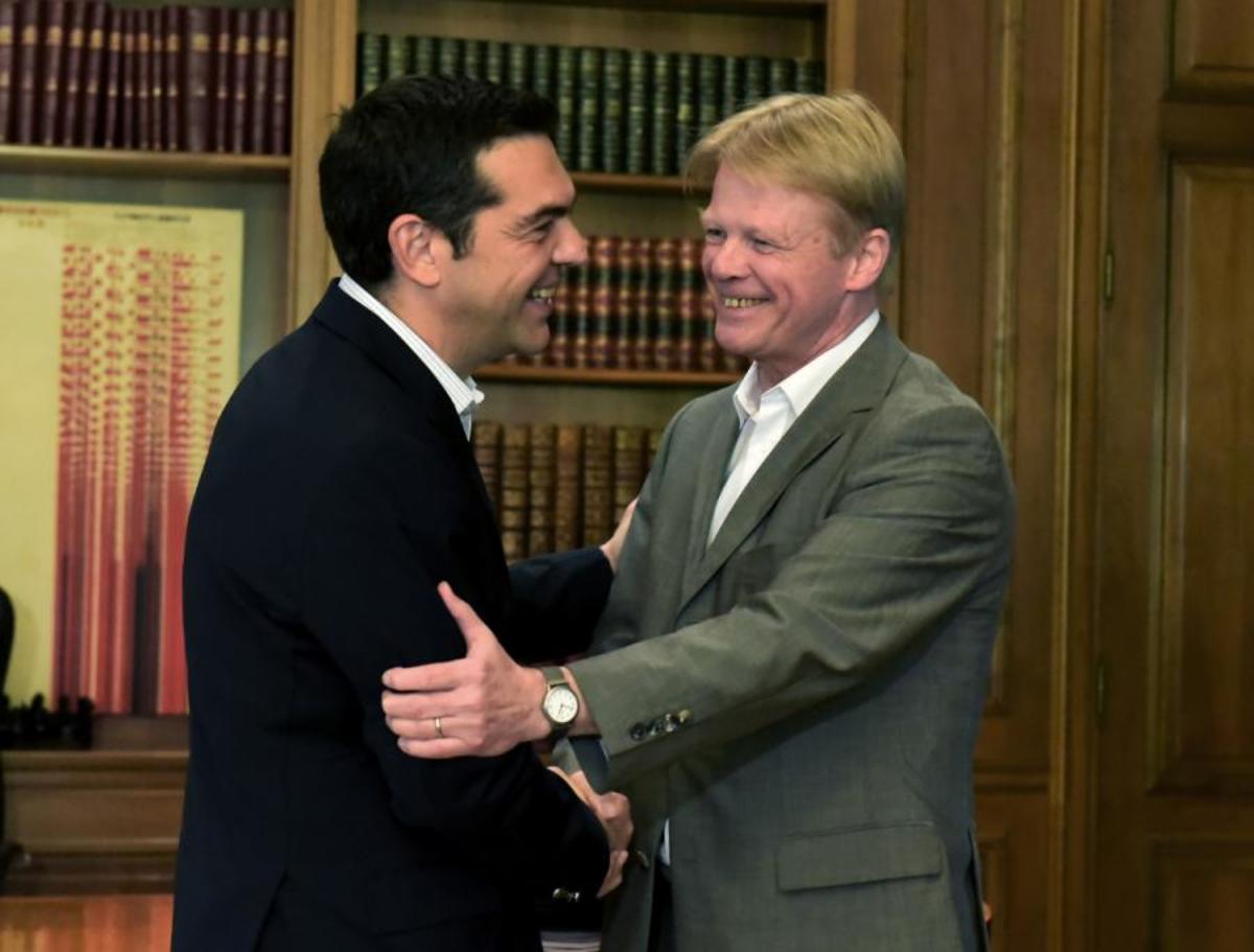 Με ανοιξιάτικο λουκ υποδέχτηκε ο Αλέξης Τσίπρας τον Ράινερ Χόφμαν