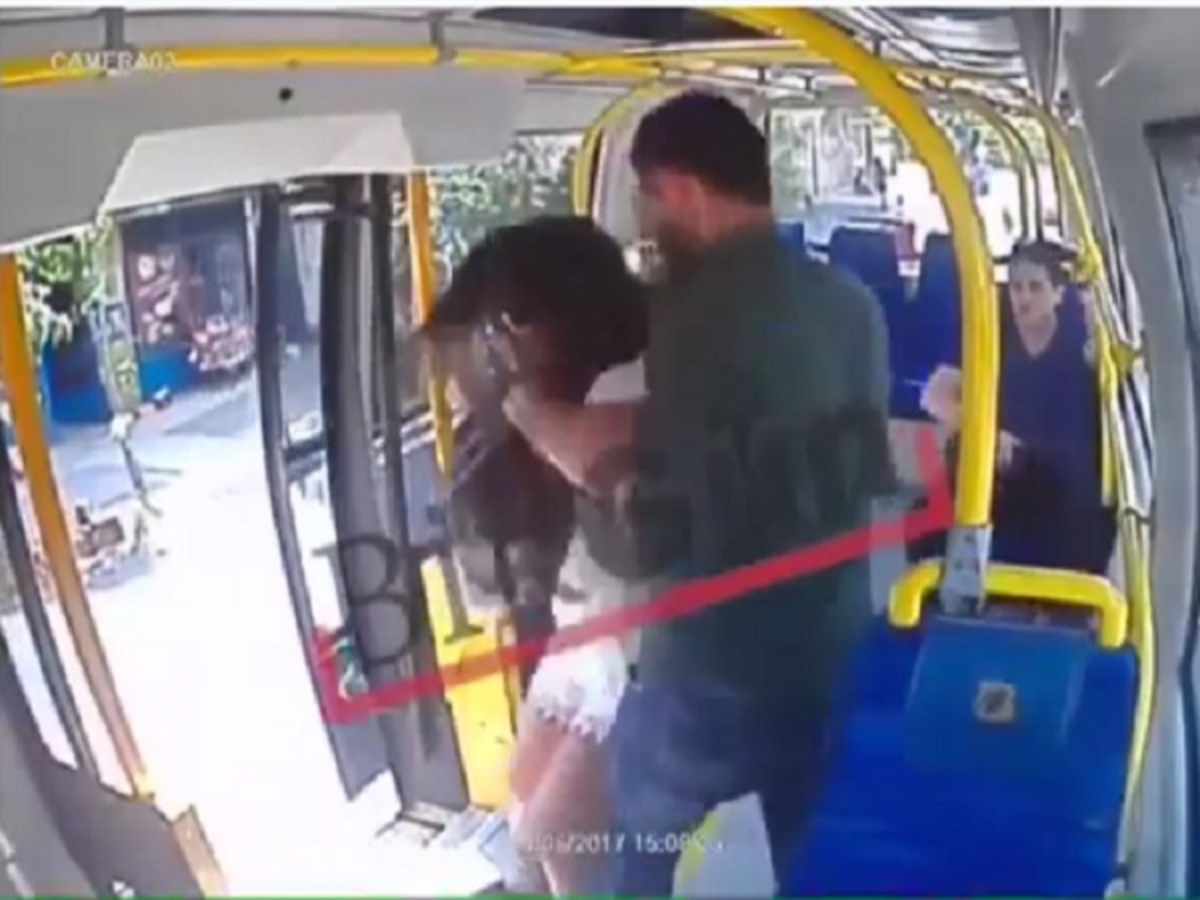 Βίντεο ντοκουμέντο: Ξυλοδαρμός φοιτήτριας στο λεωφορείο γιατί φορούσε σορτσάκι!