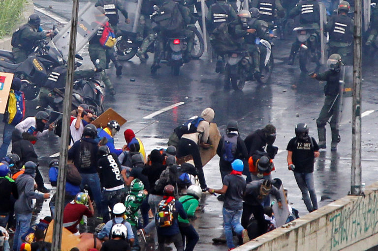 Βενεζουέλα: Πυροβολεί εν ψυχρώ διαδηλωτές! Νεκρός ένας 17χρονος – Εικόνες σοκ