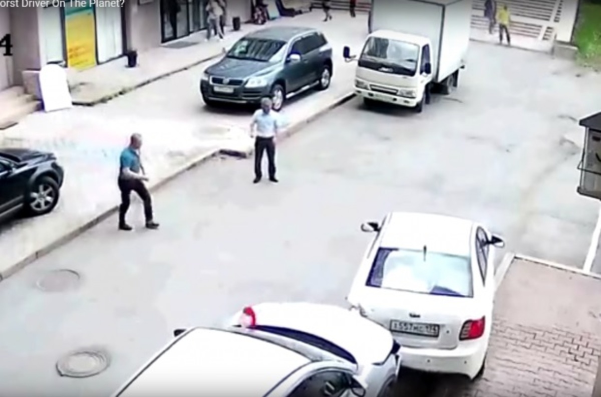 Γυναίκα οδηγός πήγε να παρκάρει και τα πήρε όλα παραμάζωμα! [vid]
