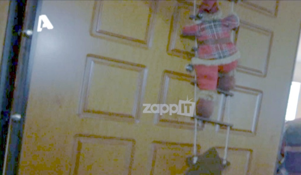 Ποιος γνωστός ηθοποιός έχει χριστουγεννιάτικη διακόσμηση στο σπίτι του μήνα Ιούνιο;