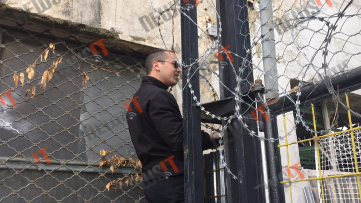 Ο Κασιδιάρης στα κάγκελα