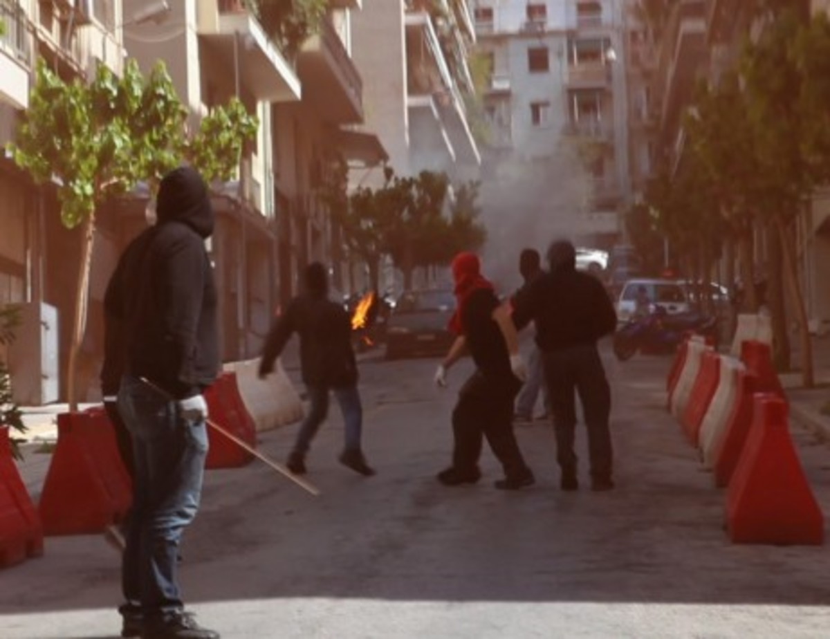 Ντοκουμέντο: Η επίθεση αντιεξουσιαστών σε αστυνομικό τμήμα