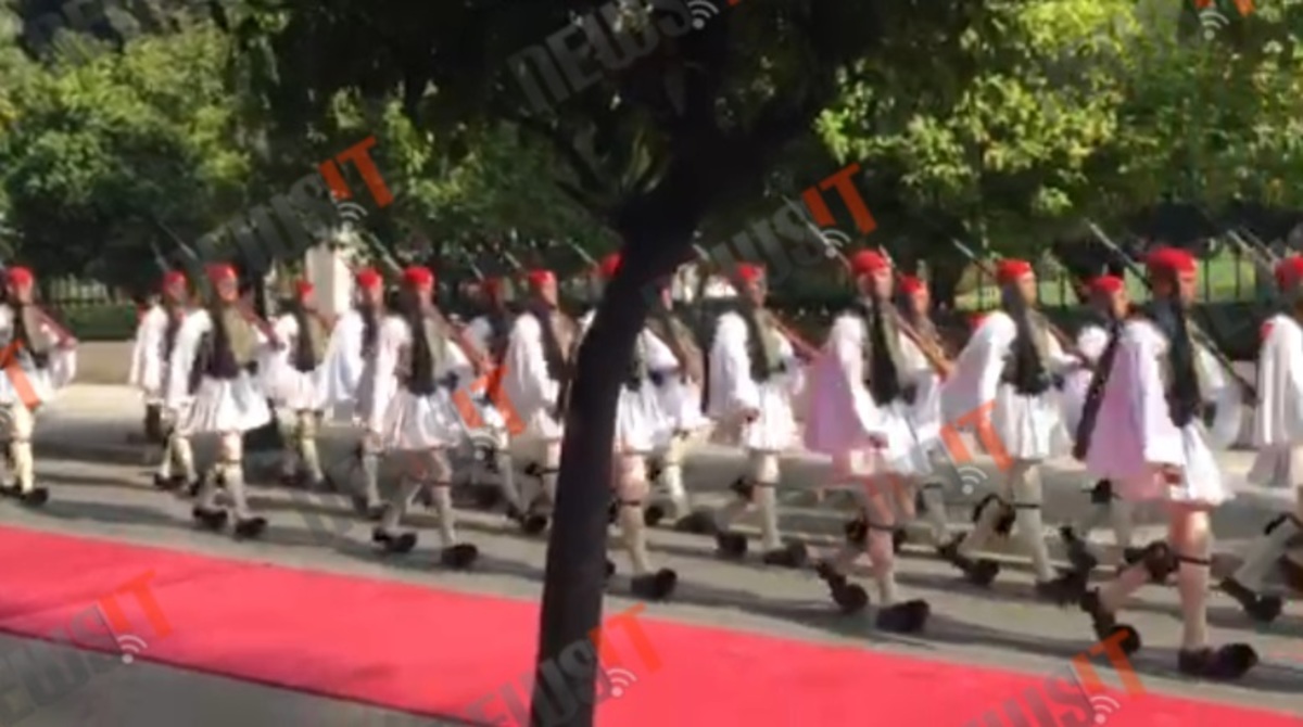 Άφιξη της προεδρικής φρουράς