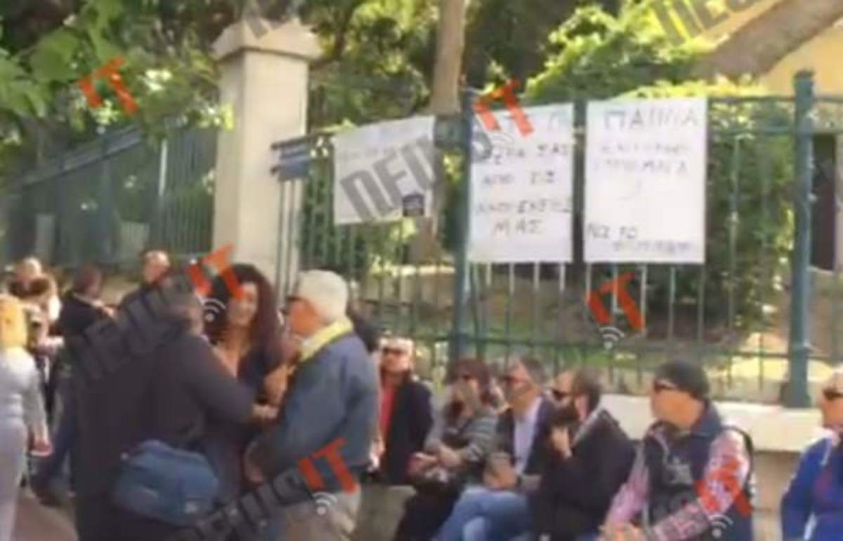 Διαμαρτυρία δημοσιογράφων στη βουλή