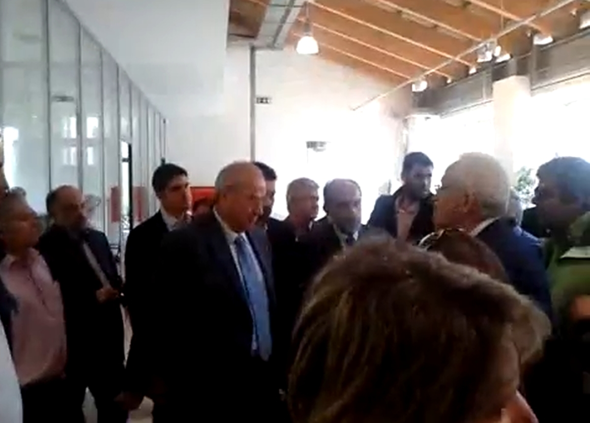 Πάτρα: ”Πόλεμος” Γρηγοράκου με σχολικούς φύλακες – ”Με έφτυσαν και με προπηλάκισαν” λέει ο αναπληρωτής υπουργος Εσωτερικών (Βίντεο)!