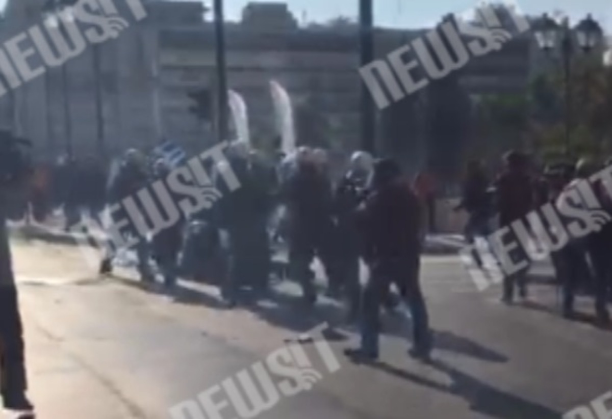 Ξυλοδαρμός διαδηλωτή από ΜΑΤ