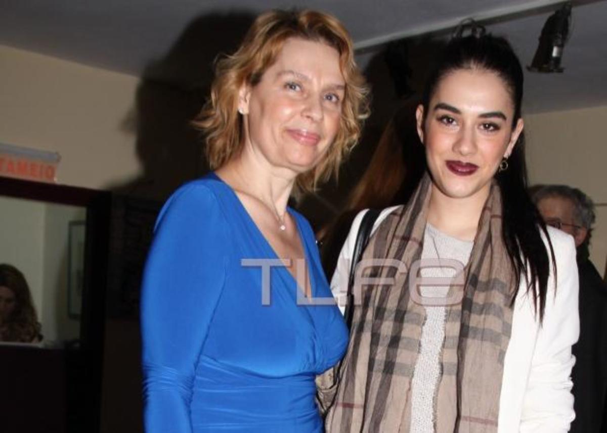 Κατερίνα Παπακώστα: Στο θέατρο με την καλλονή κόρη της Αγγέλα που είναι ηθοποιός! Φωτογραφίες