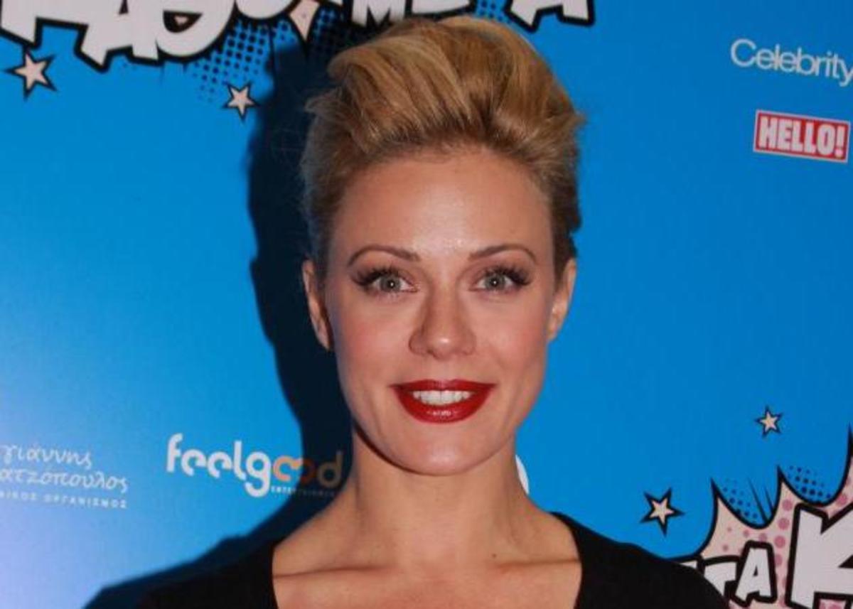 Ζέτα Μακρυπούλια: πώς φτιάχνει τα μαλλιά της πριν από φωτογράφιση!