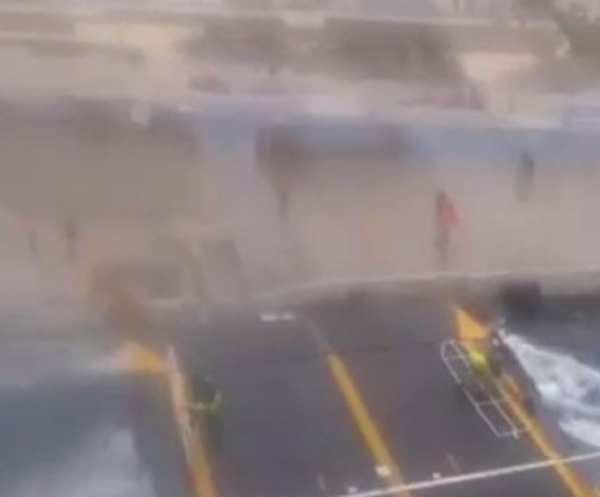 Τήνος:Μάχη πλοίου στα κύματα