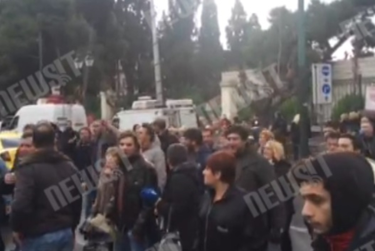 Σχολικοί φύλακες κλείνουν δρόμο