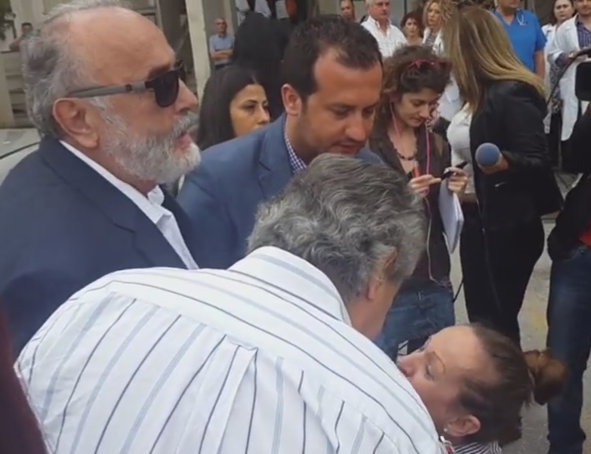 Γονάτισε μπροστά στον Κουρουμπλή