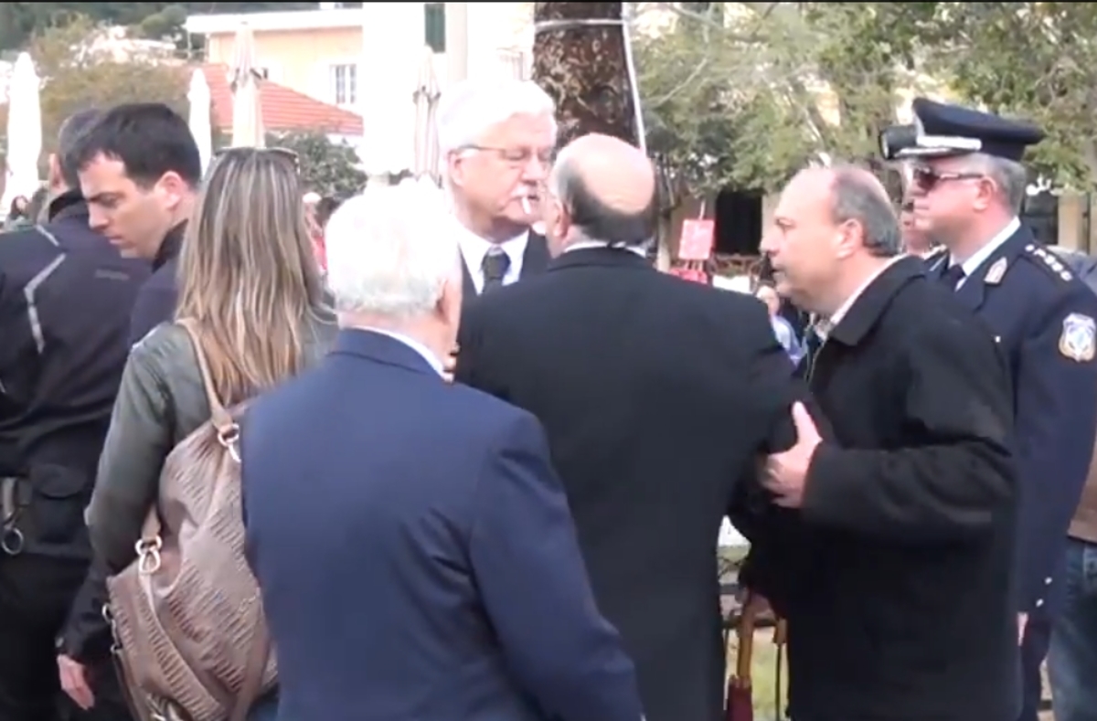 Κεφαλονιά: ”Σκασμός να σε φάει” – Ευχές στα γαλλικά από πολιτικούς λίγο πριν την παρέλαση (Βίντεο)!