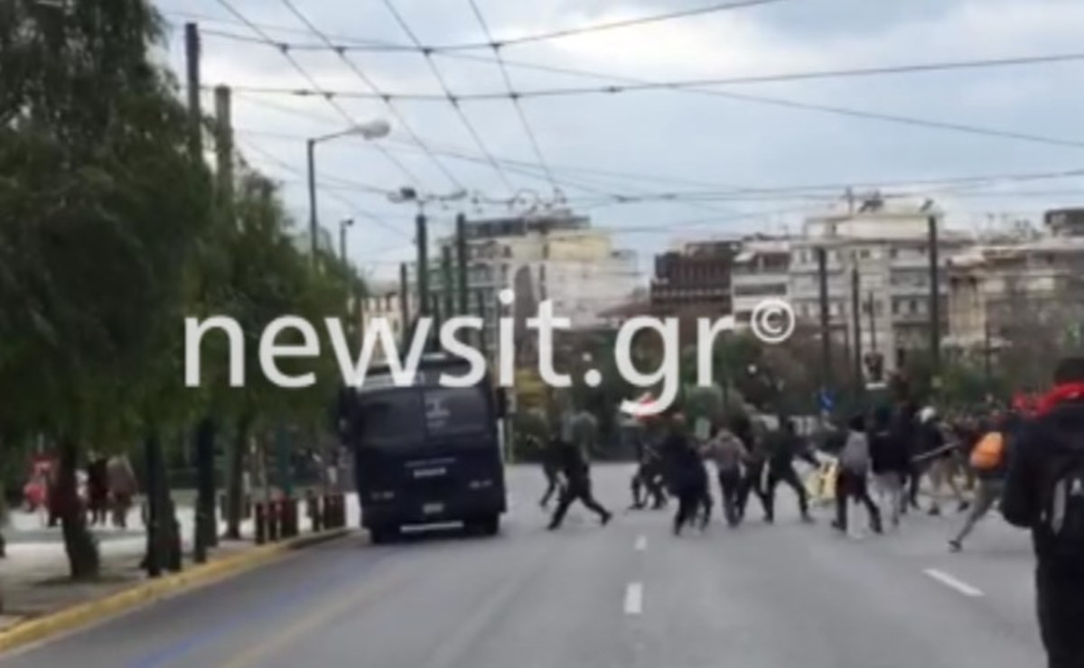 Ντοκουμέντο επίθεσης σε κλούβα των ΜΑΤ