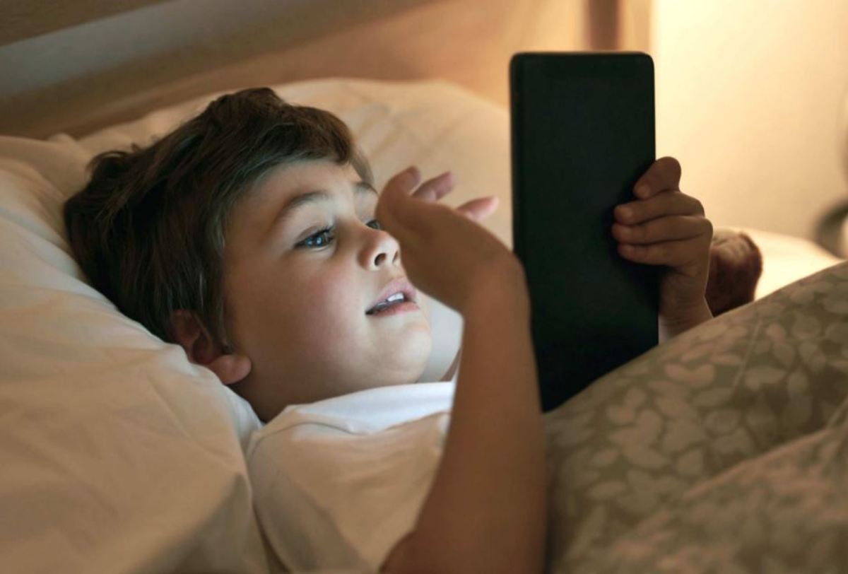 Παιδί και ύπνος: Τι πρέπει να ξέρουν οι γονείς για κινητά και τάμπλετ
