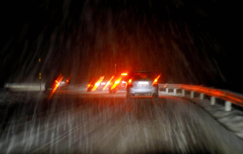 Κρήτη: Αυτοκίνητα εγκλωβίστηκαν στα χιόνια
