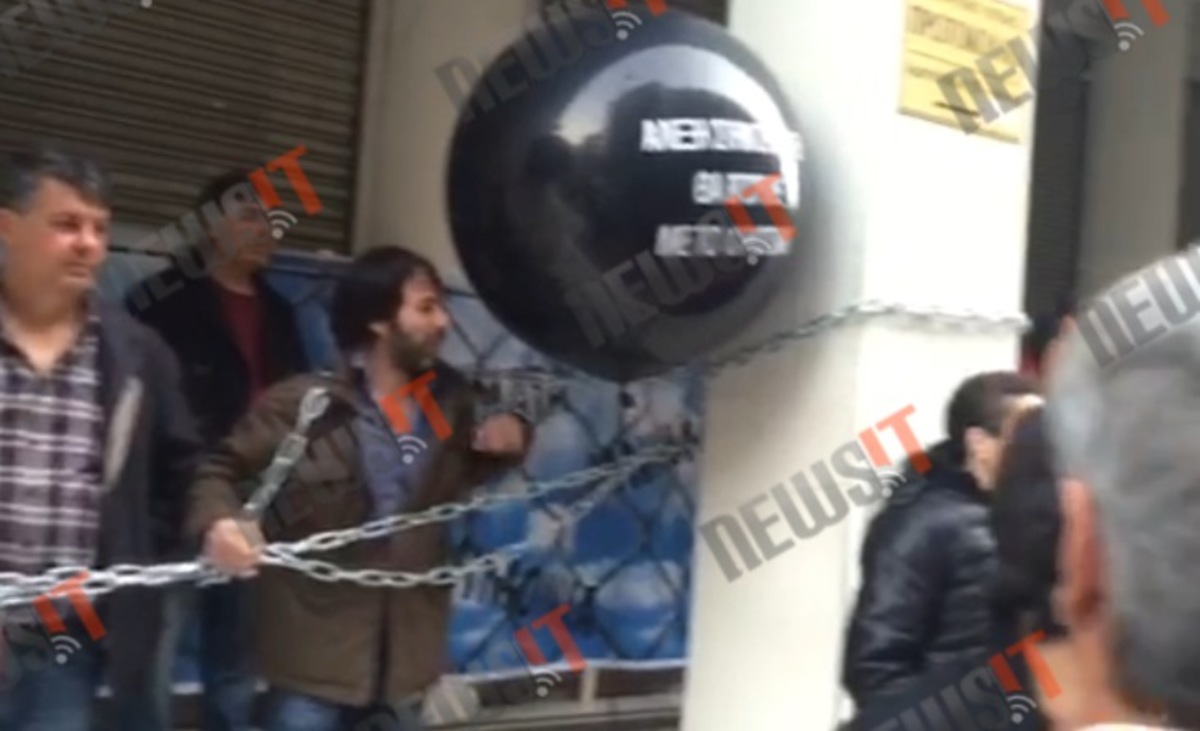 Αλυσοδέθηκαν στο υπουργείο Υγείας