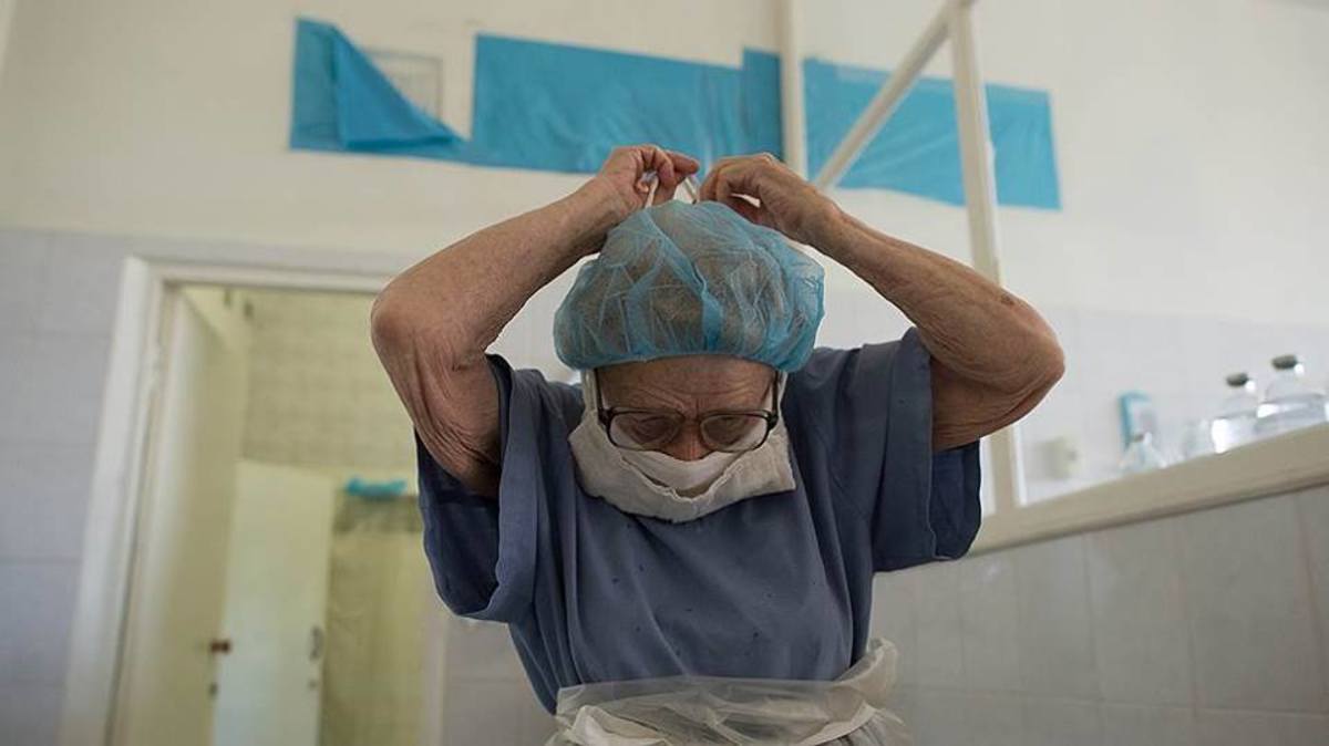 Απίστευτο και όμως… ρωσικό: 90χρονη χειρουργός αρνείται να σταματήσει τις επεμβάσεις [pics]