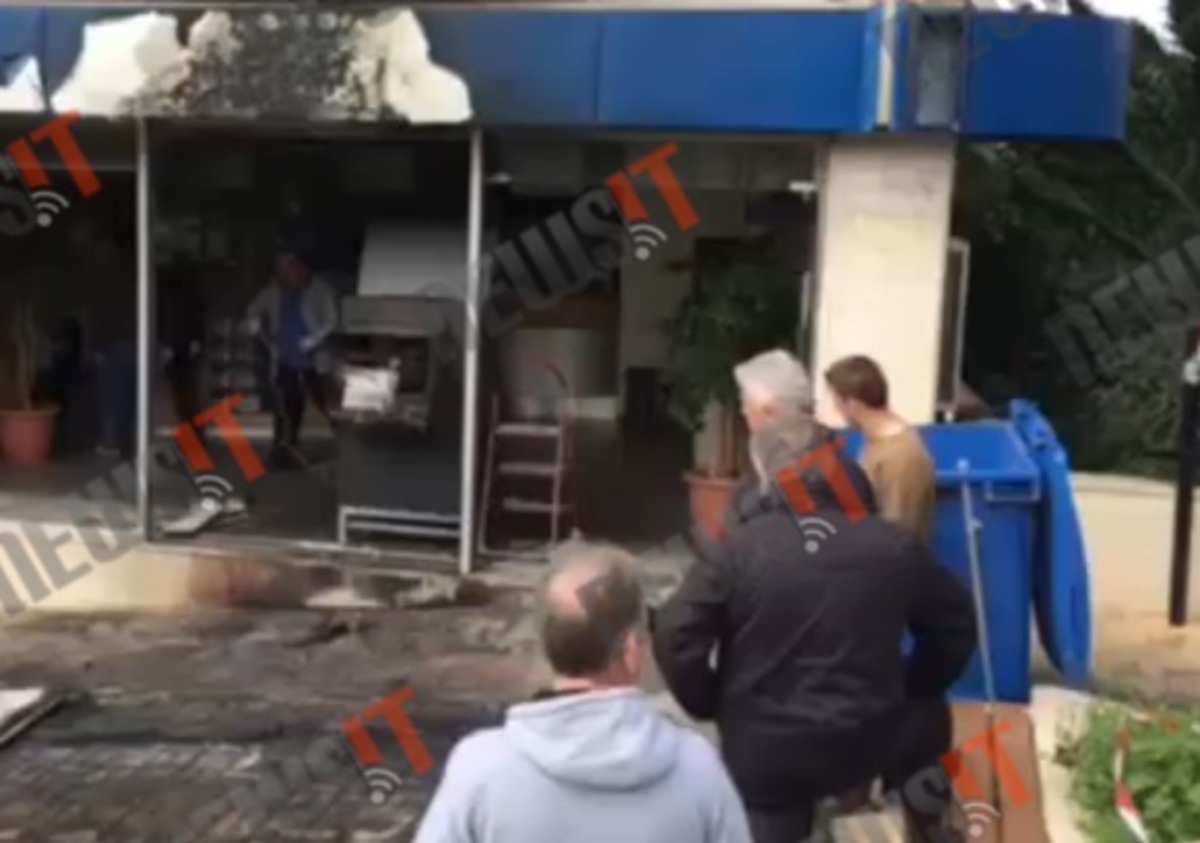 Εμπρηστική επίθεση στα ΕΛ.ΤΑ. Νέας Σμύρνης