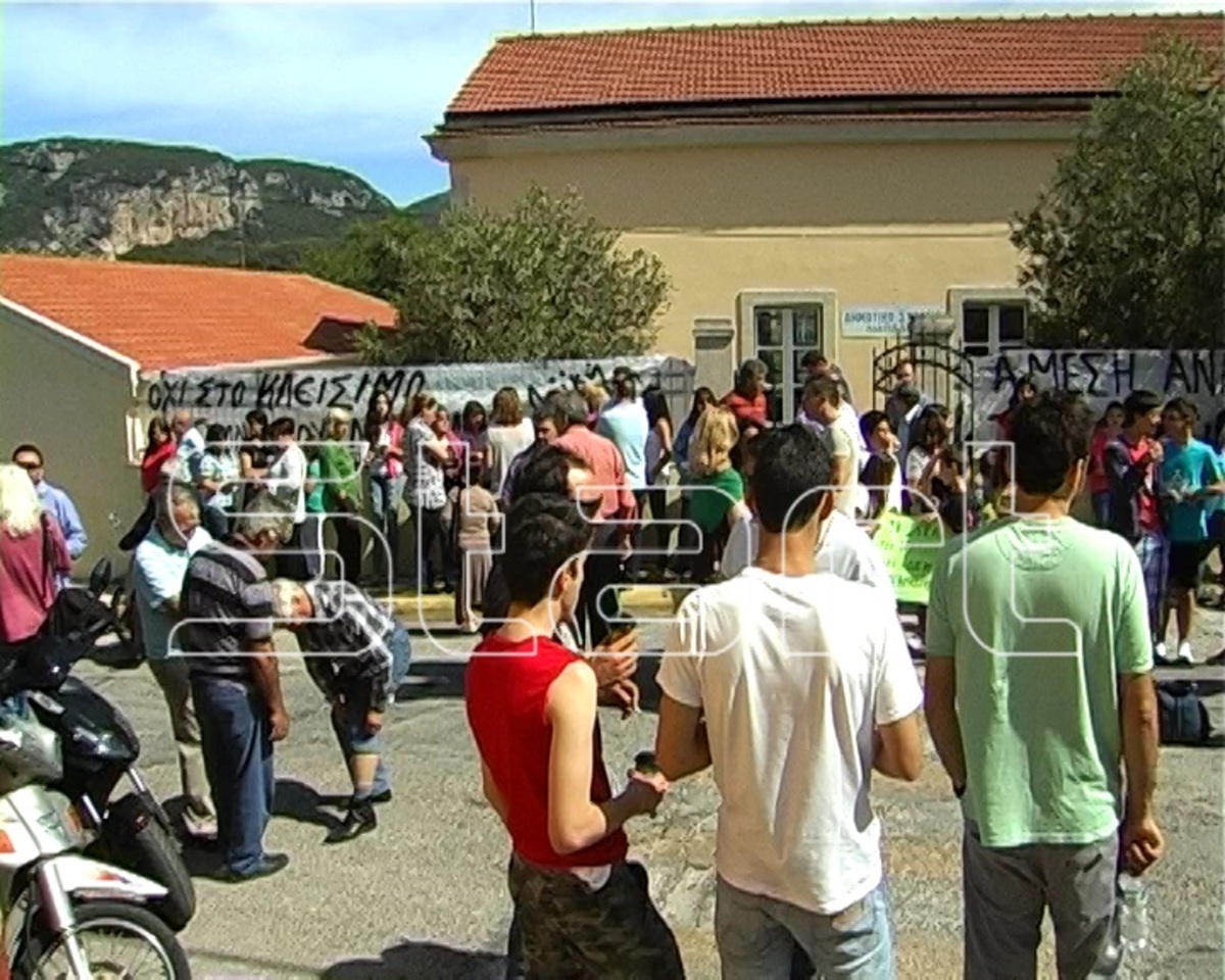 Κέρκυρα: Κατάληψη εκλογικού κέντρου από αγανακτισμένους γονείς