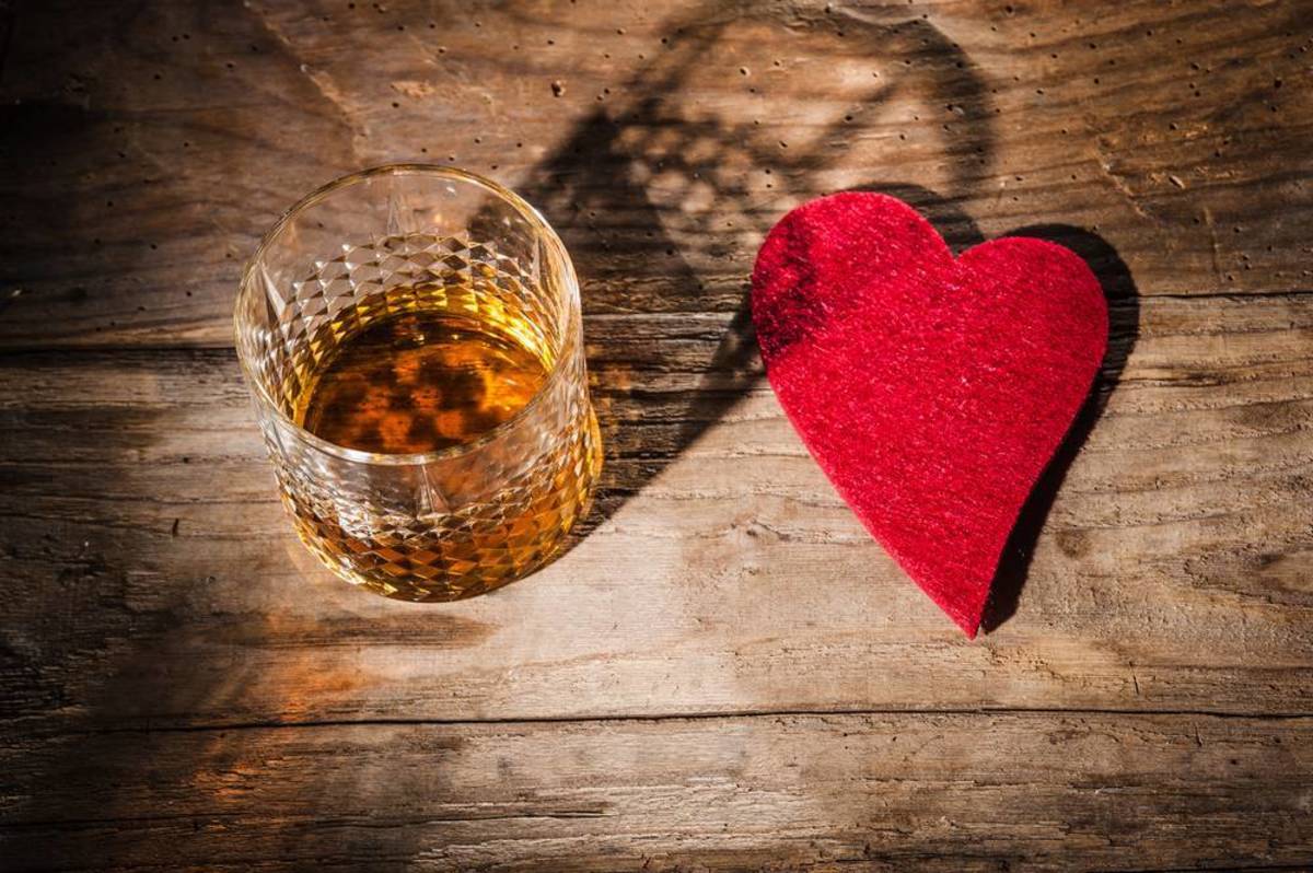 Πώς το αλκοόλ συνδέεται με έμφραγμα και άλλα προβλήματα στην καρδιά