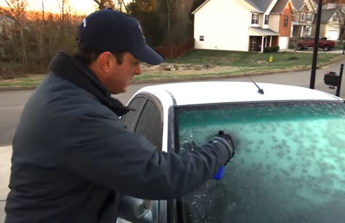 Το κόλπο για να φύγει ο πάγος στο παρμπρίζ του αυτοκινήτου