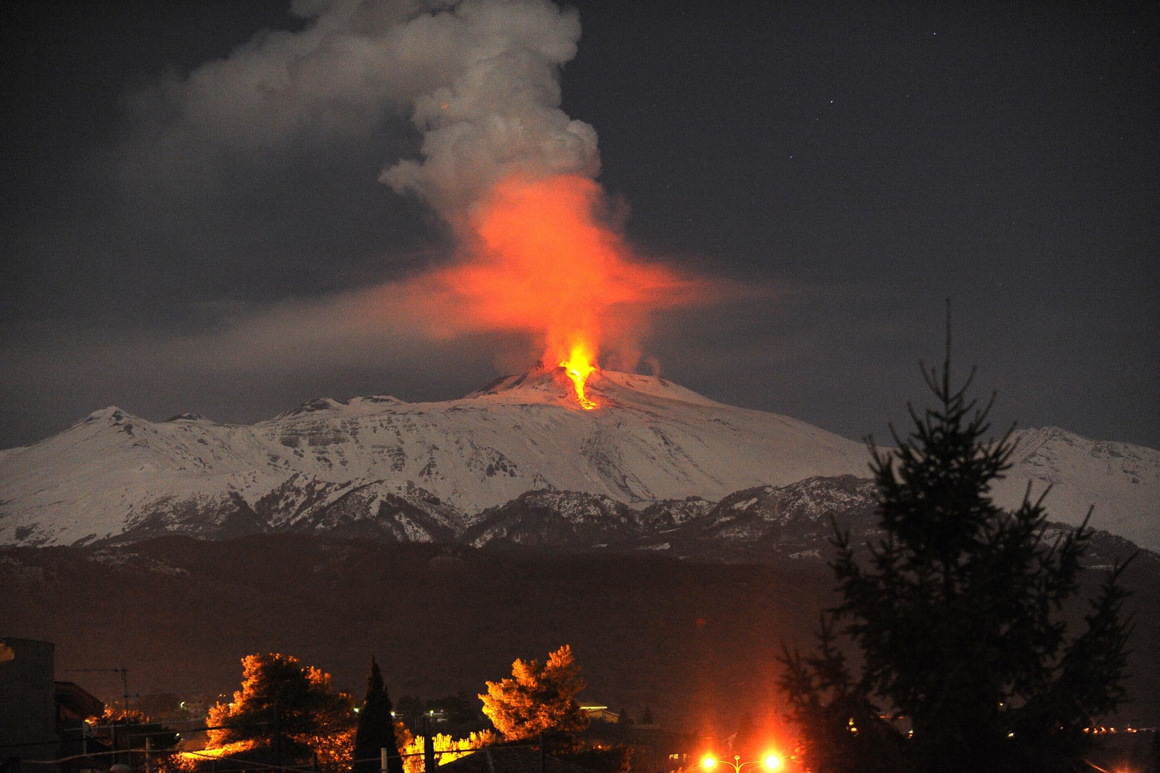 Действует ли вулкан этна. Вулкан Этна в Италии. Этна Сицилия извержение. Остров Сицилия вулкан Этна. Извержение вулкана Этна.