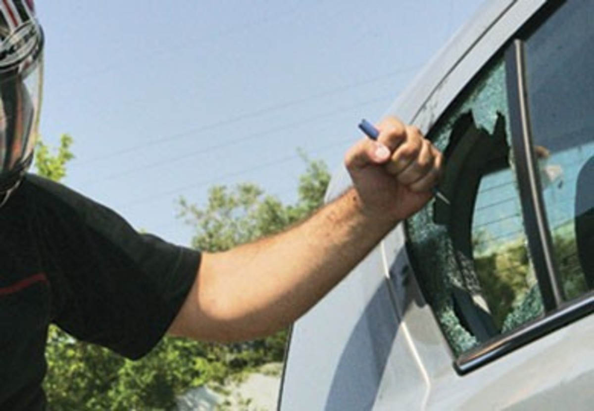 Τους έπιασαν την ώρα που άνοιγαν ΙΧ στην παραλία της Βάρκιζας!