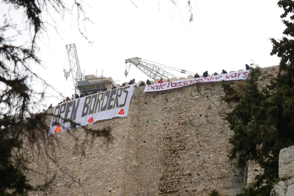 Πανό στην Ακρόπολη! Ανοίξτε τα σύνορα! ΦΩΤΟ