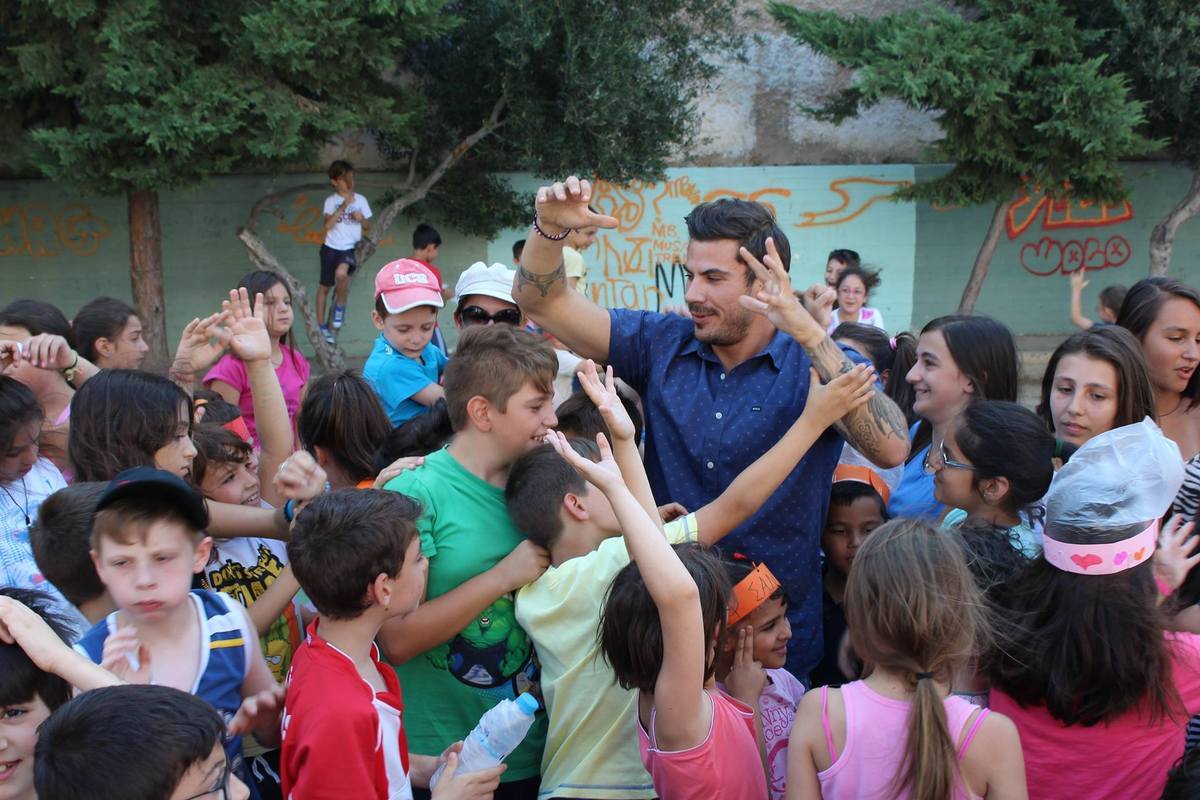 Ο Άκης Πετρετζίκης δίπλα στα παιδιά για την “Αποστολή”