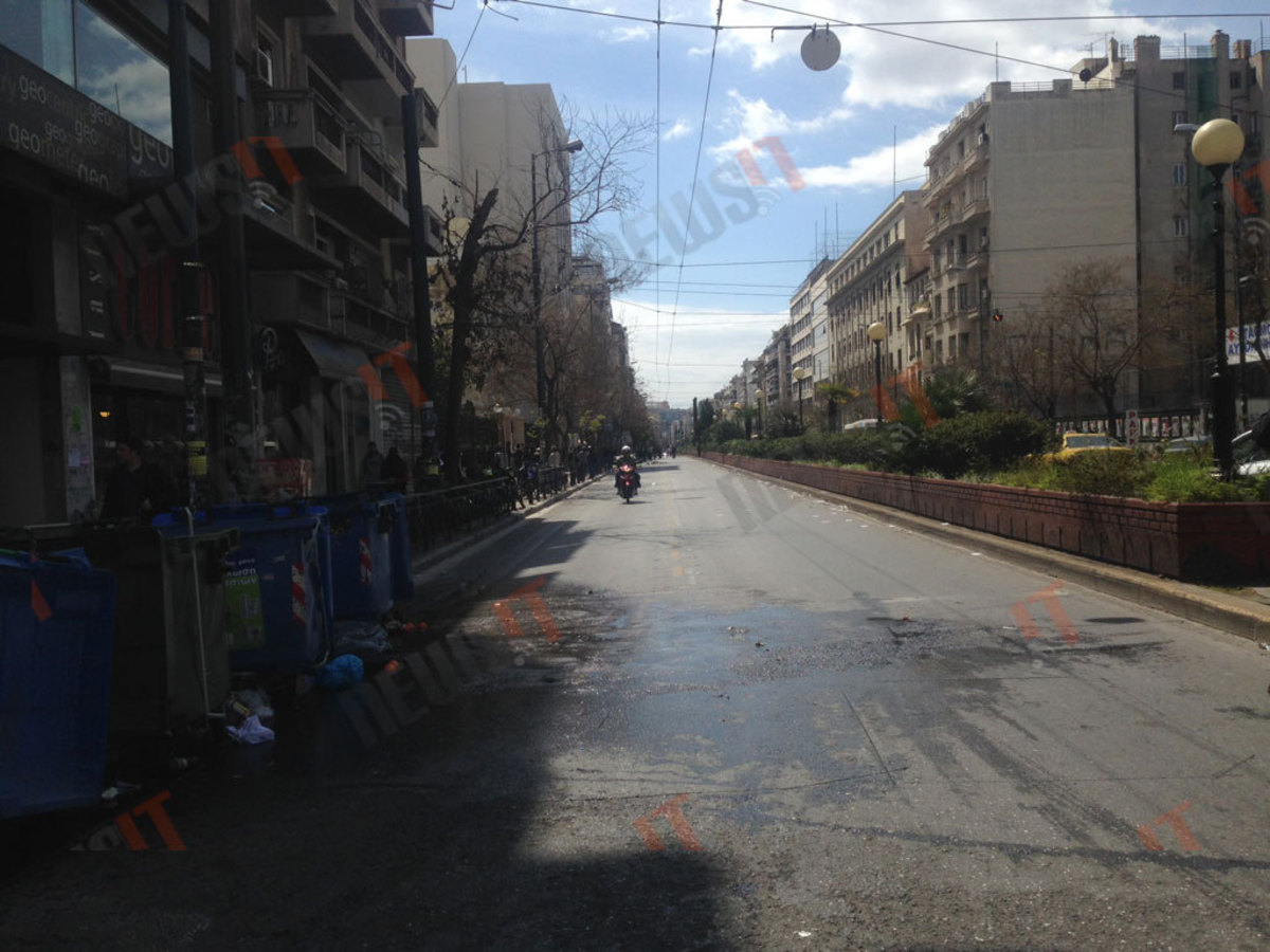 Φωτιά σε κάδους έξω από την ΑΣΟΕΕ – Ένταση από κουκουλοφόρους