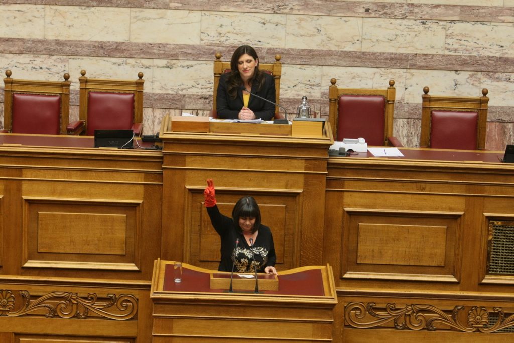 Το κόκκινο γάντι μπήκε στη Βουλή – ΦΩΤΟ