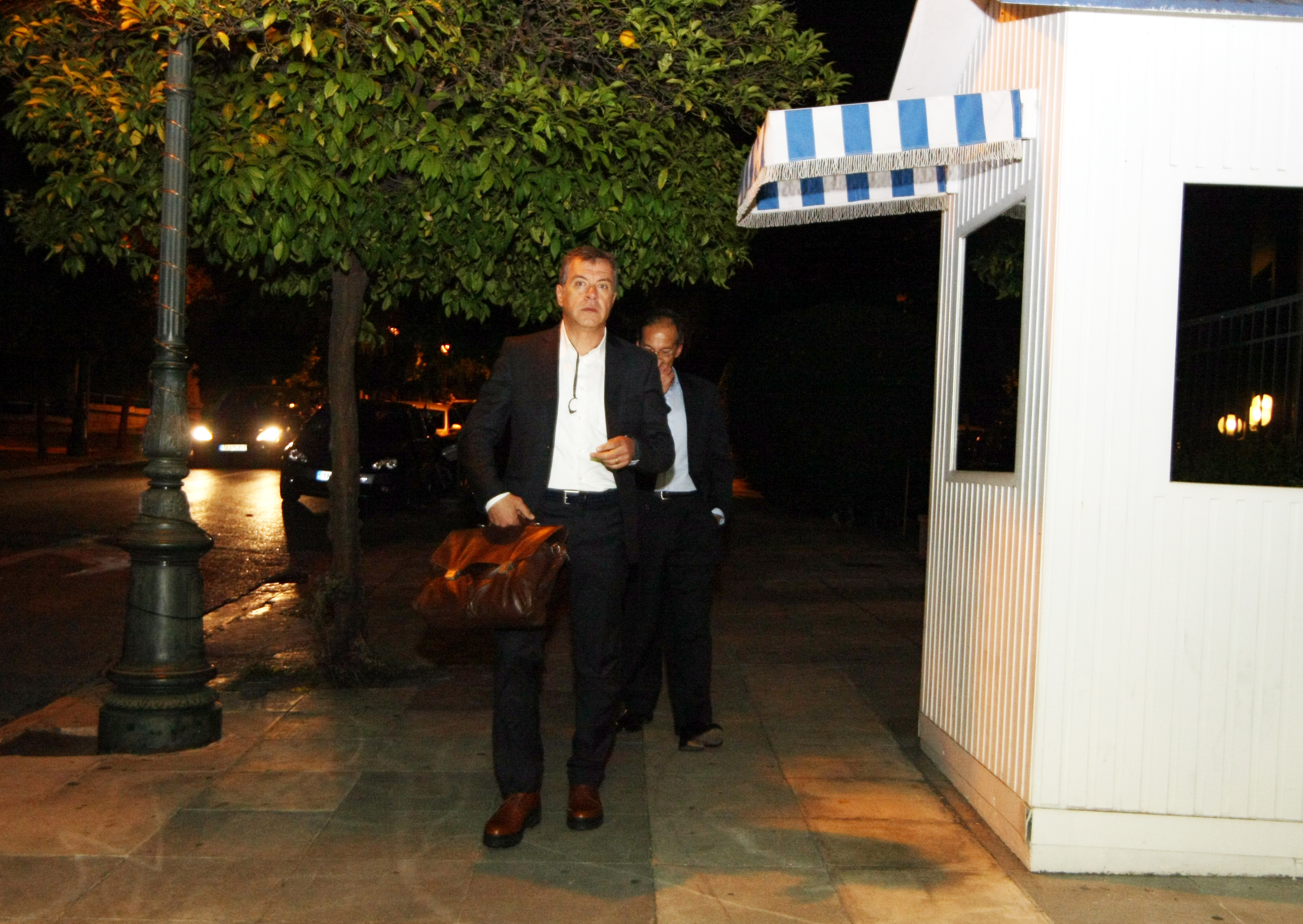 Με σάκα στο Μαξίμου ο Σταύρος Θεοδωράκης – ΦΩΤΟ
