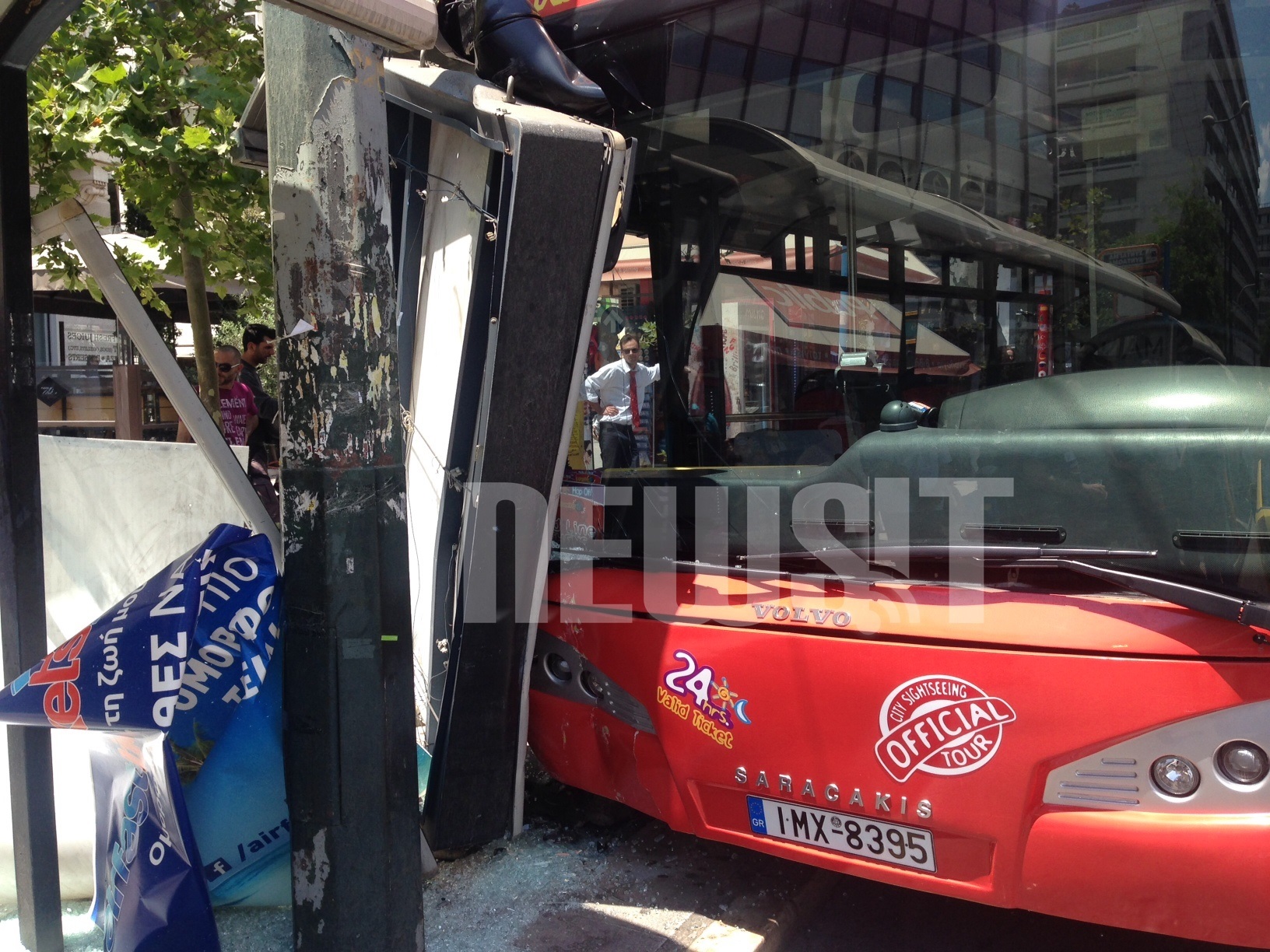 Τουριστικό λεωφορείο έπεσε σε στάση στο Σύνταγμα  – ΦΩΤΟ