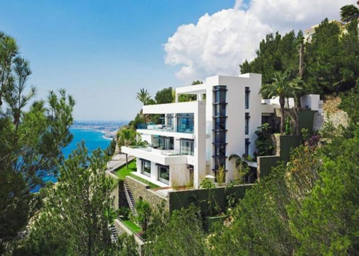 Μια πολυτελής βίλα με θέα τη θάλασσα της Μεσογείου