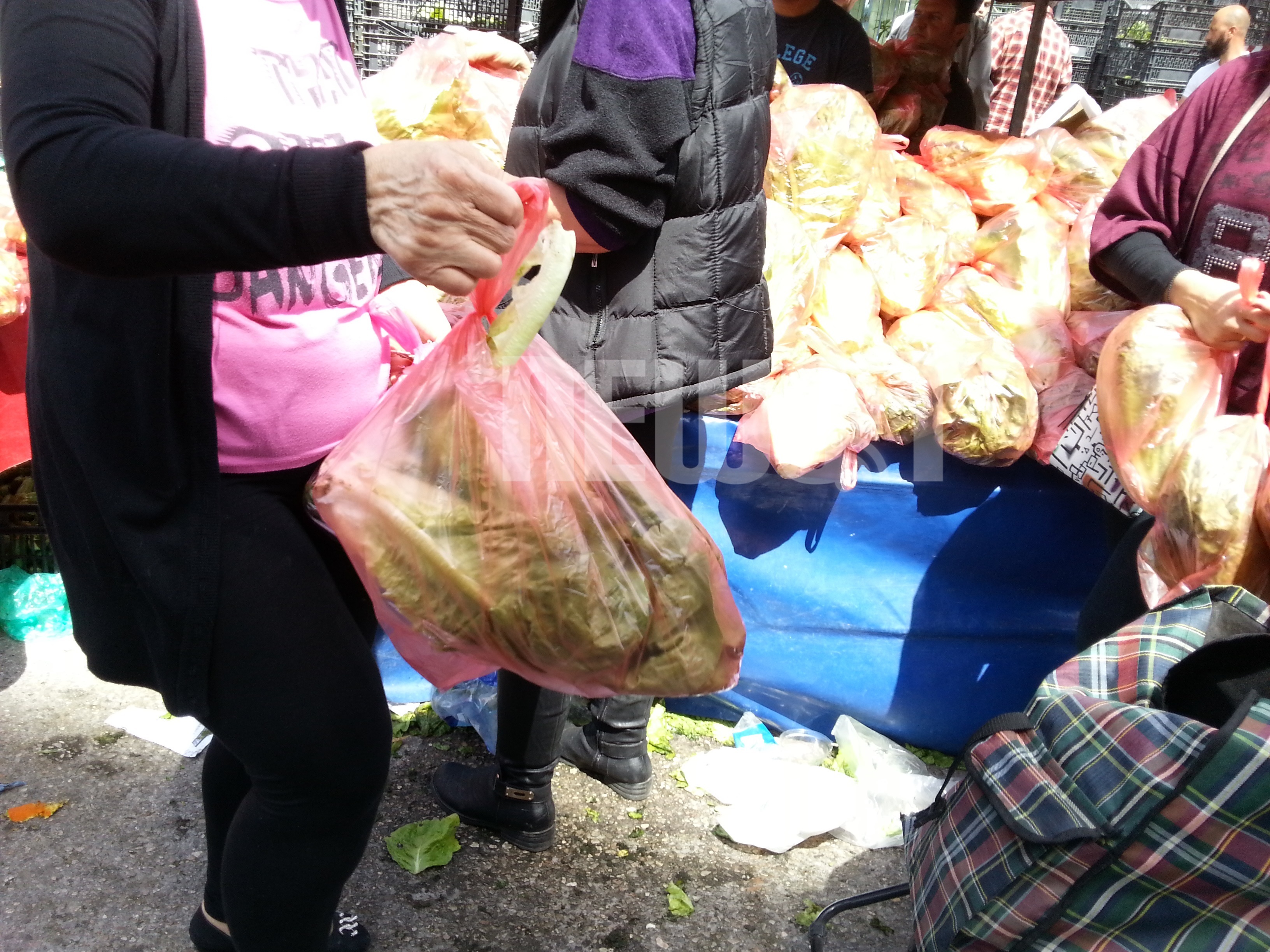 Ουρές στη λαϊκή του Περισσού για τη διανομή τροφίμων από παραγωγούς λαϊκών αγορών (ΦΩΤΟ, ΒΙΝΤΕΟ)